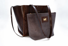 Load image into Gallery viewer, Geanta mare de umar piele naturala maro inchis cu neseser, tote bag incapatoare pentru dama
