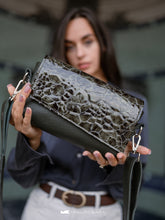 Încărcați imaginea în vizualizatorul Galeriei, Geantă crossbody din piele
