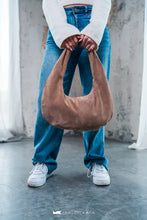 Kép betöltése a galériamegjelenítőbe: Noon bőr válltáska
