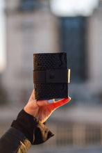Încărcați imaginea în vizualizatorul Galeriei, Portofel mic din piele
