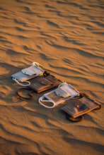 Kép betöltése a galériamegjelenítőbe: Bőr telefon- és kártyatartó
