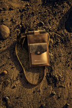 Kép betöltése a galériamegjelenítőbe: Bőr telefon- és kártyatartó
