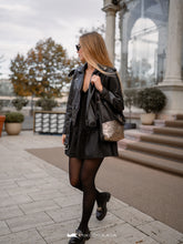 Încărcați imaginea în vizualizatorul Galeriei, Fotografie street fashion cu un rucsac din piele, prevăzut cu buzunar mare auriu în față.

