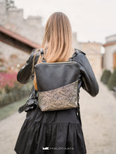 Încărcați imaginea în vizualizatorul Galeriei, Imagine street style cu un rucsac din piele, având un buzunar frontal mare, auriu.

