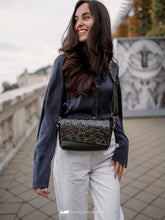 Încărcați imaginea în vizualizatorul Galeriei, Geantă crossbody din piele
