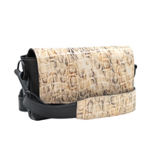 Kép betöltése a galériamegjelenítőbe: Bőr crossbody táska
