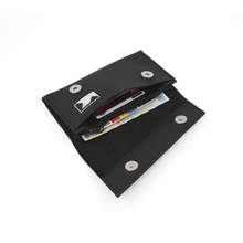 Încărcați imaginea în vizualizatorul Galeriei, Portofel damă elegant negru cu model șarpe auriu, deschis pentru a arăta compartimentele pentru carduri, bancnote și buzunarul pentru monede, piele premium
