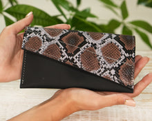 Load image into Gallery viewer, Leather  Purse
