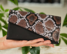 Load image into Gallery viewer, Leather  Purse

