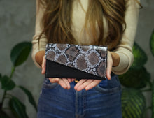 Load image into Gallery viewer, Leather  Purse
