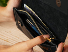 Încărcați imaginea în vizualizatorul Galeriei, Portofel din piele
