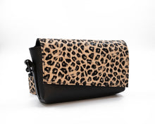 Încărcați imaginea în vizualizatorul Galeriei, Leopard print shoulder bag on a white background
