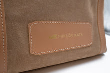 Încărcați imaginea în vizualizatorul Galeriei, Geantă maro cu sigla Miklos Kata pe fundal alb.

