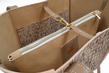 Load image into Gallery viewer, Geanta piele dama bej, tote bag din piele naturala, fotografie detaliu apropiat pe textura si finisaje
