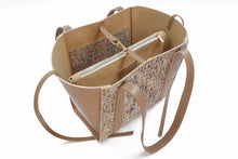 Load image into Gallery viewer, Geanta shopper piele naturala bej, tote bag dama cu interior spatios si neseser inclus
