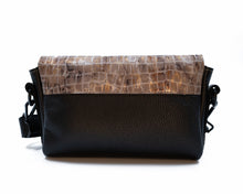 Kép betöltése a galériamegjelenítőbe: Bőr crossbody táska
