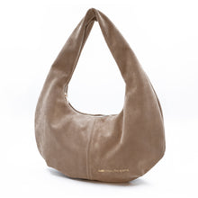 Kép betöltése a galériamegjelenítőbe: Geantă bei din piele pe fundal alb.

