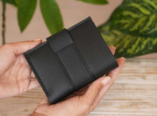 Încărcați imaginea în vizualizatorul Galeriei, Portofel mic din piele
