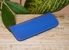 Încărcați imaginea în vizualizatorul Galeriei, Husă de ochelari din piele
