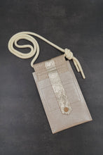 Kép betöltése a galériamegjelenítőbe: Bőr telefon- és kártyatartó
