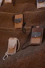 Kép betöltése a galériamegjelenítőbe: Bőr telefon- és kártyatartó
