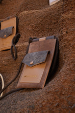 Kép betöltése a galériamegjelenítőbe: Bőr telefon- és kártyatartó
