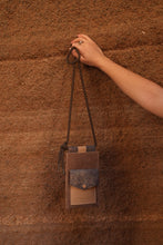 Kép betöltése a galériamegjelenítőbe: Bőr telefon- és kártyatartó
