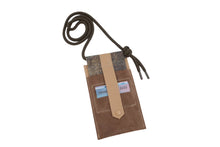 Kép betöltése a galériamegjelenítőbe: Bőr telefon- és kártyatartó
