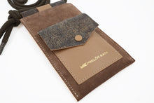 Kép betöltése a galériamegjelenítőbe: Bőr telefon- és kártyatartó
