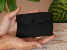 Încărcați imaginea în vizualizatorul Galeriei, Portcard din piele
