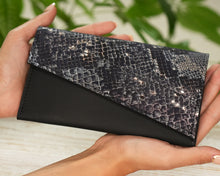 Încărcați imaginea în vizualizatorul Galeriei, Portofel din piele
