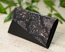 Încărcați imaginea în vizualizatorul Galeriei, Portofel din piele
