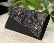 Încărcați imaginea în vizualizatorul Galeriei, Portofel din piele
