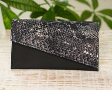 Încărcați imaginea în vizualizatorul Galeriei, Portofel din piele
