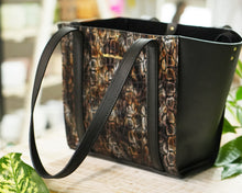 Încărcați imaginea în vizualizatorul Galeriei, Tote bag mic din piele
