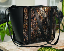 Încărcați imaginea în vizualizatorul Galeriei, Tote bag mic din piele
