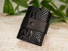 Încărcați imaginea în vizualizatorul Galeriei, Portofel mic din piele
