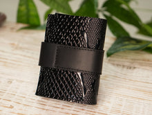 Încărcați imaginea în vizualizatorul Galeriei, Portofel mic din piele
