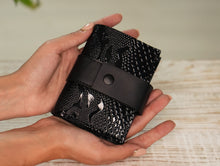 Încărcați imaginea în vizualizatorul Galeriei, Portofel mic din piele
