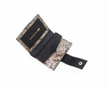 Încărcați imaginea în vizualizatorul Galeriei, Portofel mic din piele

