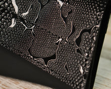 Încărcați imaginea în vizualizatorul Galeriei, Portofel dama piele handmade negru, portofel minimalist, close-up
