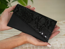 Încărcați imaginea în vizualizatorul Galeriei, Portofel piele dama slim negru, portofel piele minimalist, fotografie in mana
