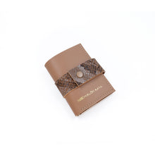 Încărcați imaginea în vizualizatorul Galeriei, Portofel maro din piele naturală, cu detaliu de piele de șarpe, pe fundal alb.

