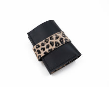 Încărcați imaginea în vizualizatorul Galeriei, Portofel mic din piele

