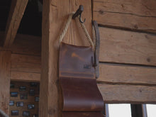 Încărcați și redați videoclipul în vizualizatorul Galeriei, Suport sticle de vin din piele
