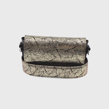 Încărcați și redați videoclipul în vizualizatorul Galeriei, Geantă crossbody din piele
