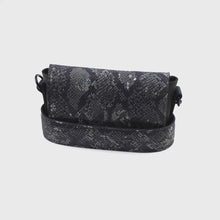 Încărcați și redați videoclipul în vizualizatorul Galeriei, Geantă crossbody din piele
