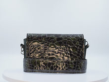 Încărcați și redați videoclipul în vizualizatorul Galeriei, Geantă crossbody din piele
