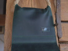 Videó betöltése és lejátszása a galériamegjelenítőben: Bőr bortartó
