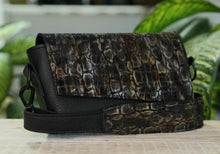 Kép betöltése a galériamegjelenítőbe: Bőr crossbody táska
